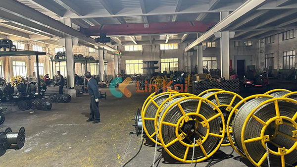شرکت Ningbo Lingkai Electric Power Equipment Co., Ltd. طناب فولادی با کیفیت بالا را برای سیم کشی و کشیدن هادی ها به مالزی ارسال می کند.